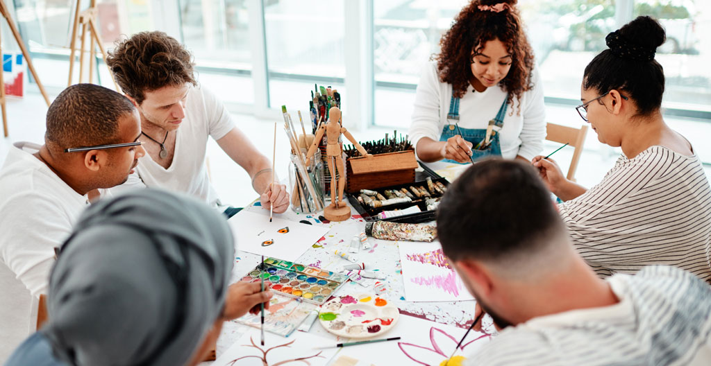 Participants rangeant le matériel créatif après un atelier d'art